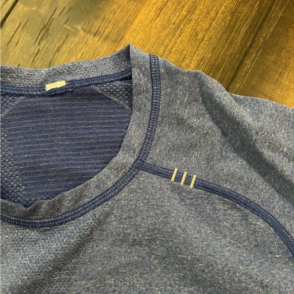 Men’s Lululemon Swiftly Tech T-shirt! Blue color size medium great condition! - Picture 2 of 6